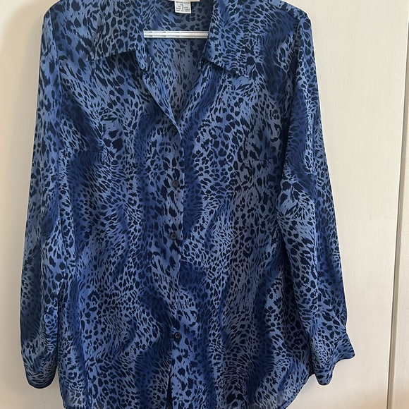 Principles VGUC semi sheer blue animal print button down blouse, size 13. Poly. - Picture 4 of 5